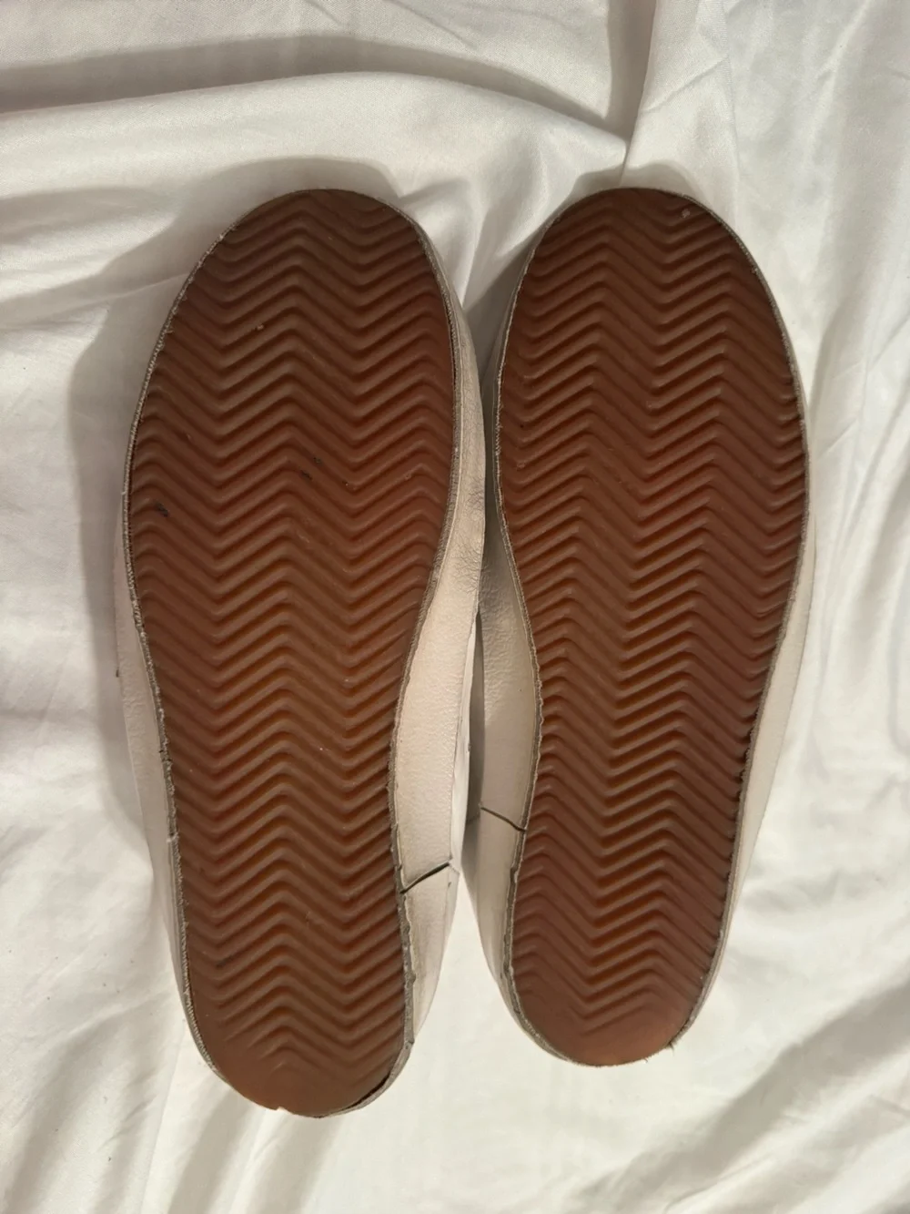 Golden Goose size 39 (EU) is equivalent to a US Men's 6 or US Women's 8.5 to 9